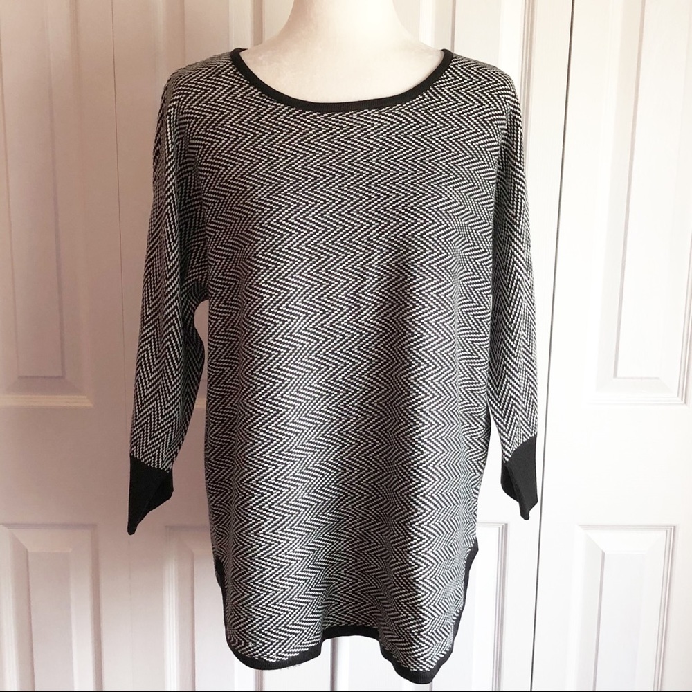 NWT Design History Black & White Zig Zag Chevron Knit Sweater Large